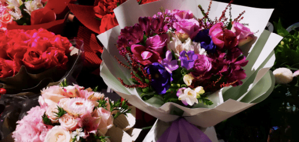 Încă mai aștepți un motiv pentru care să alegi buchete de flori online și alte aranjamente florale? Îți oferim 5!