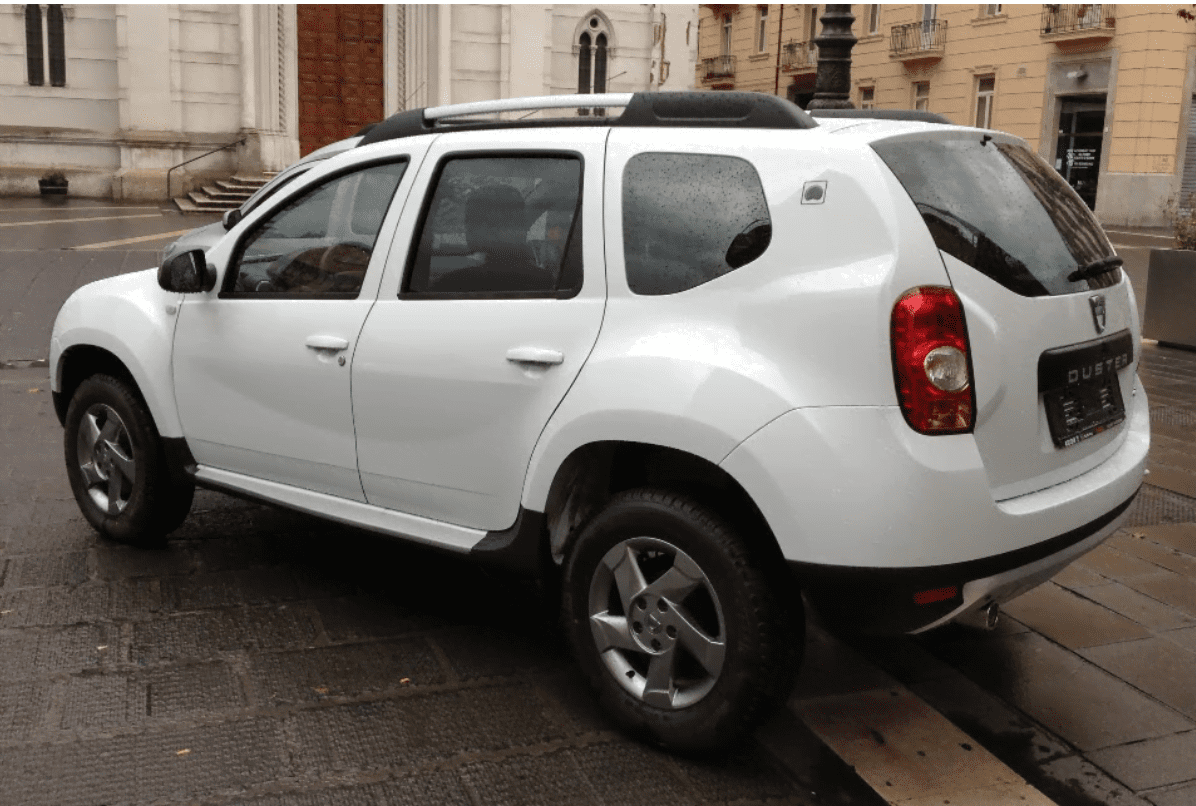 Covoraș auto obișnuit sau tip tăviță: ce alegi pentru o mașină Dacia