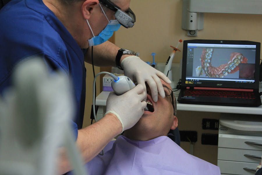 Dinți perfect albi? Află tot ce trebuie să știi despre albirea dentară