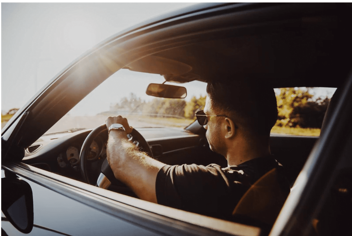 Urmează să conduci mașina de unul singur pe o distanță lungă? Iată ce trebuie să ai în vedere