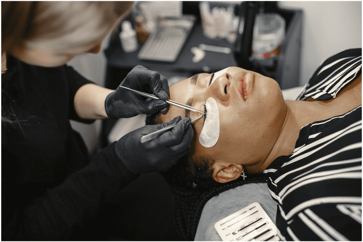Șapte tipuri de produse de care orice lash-artist are nevoie zilnic