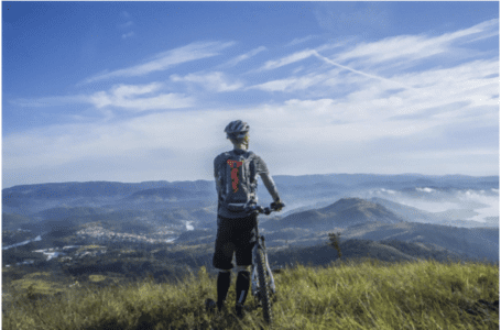 Urmează să mergi cu bicicleta pe munte? Descoperă cum să te pregătești pentru o aventură off-road