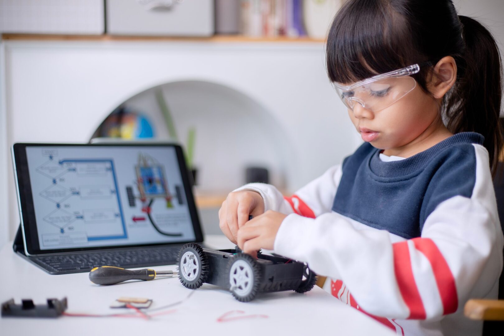 Programare pentru copii: Cum să îi inspiri să își dezvolte creativitatea prin coding
