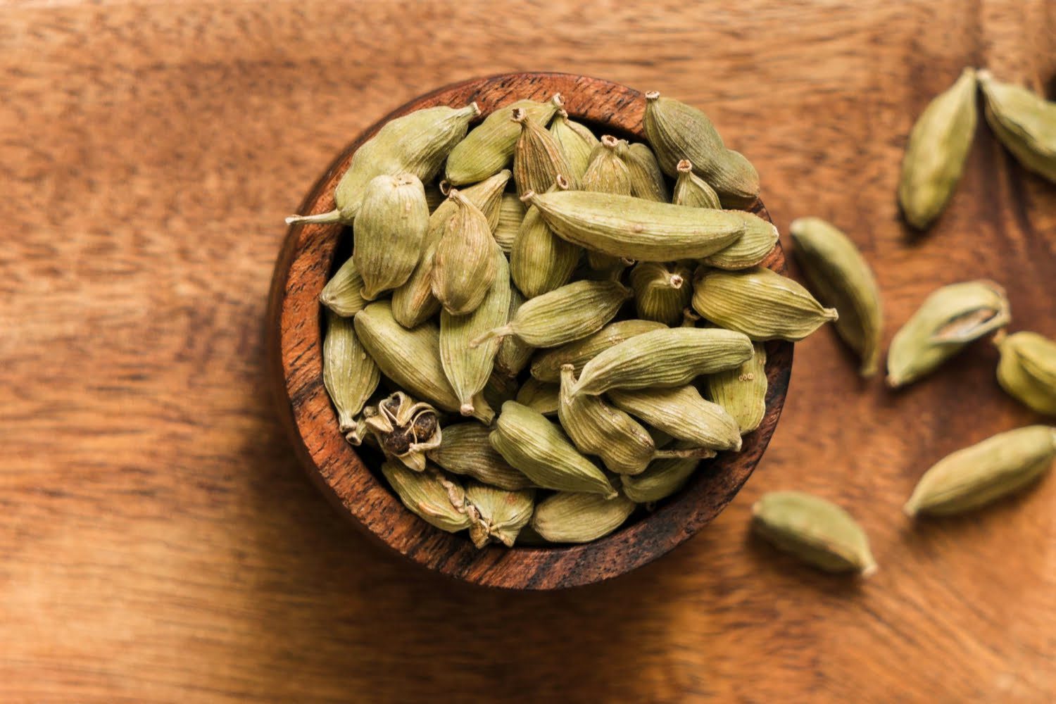 Cardamom – utilizări, beneficii și curiozități. Cum poți utiliza acest condiment aromat în rețete?