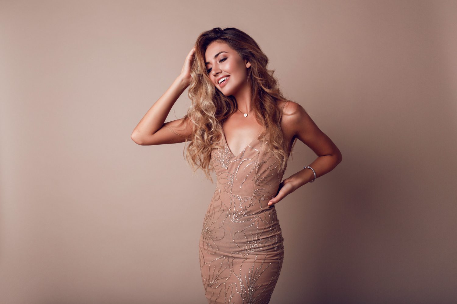 3 reguli de stil pe care să le iei în considerare atunci când îți alegi rochia elegantă