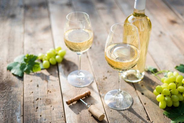 Top 8 sortimente de vin alb și ocaziile la care acestea pot fi degustate
