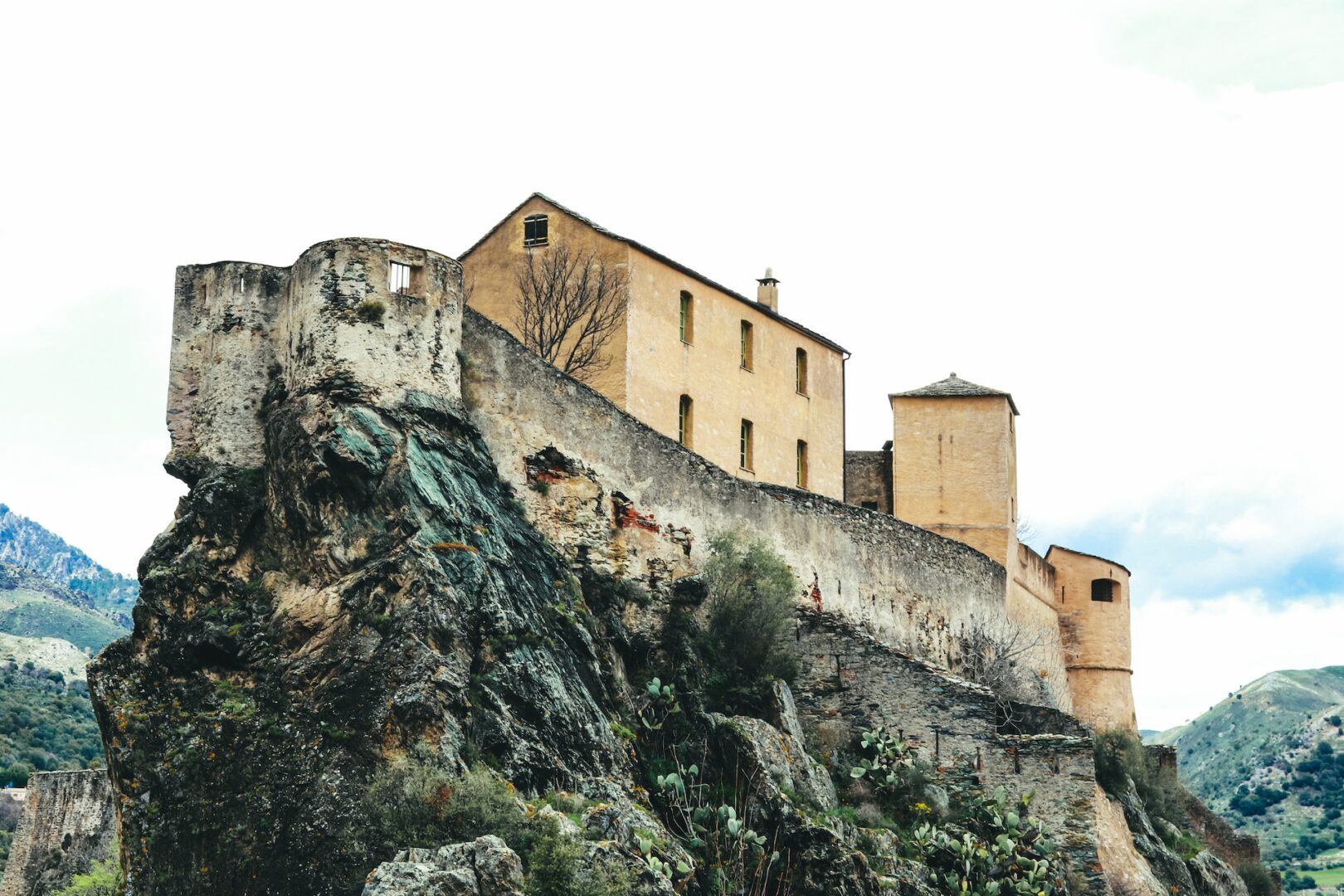 Cetatea Râșnov – cum ajungi la ea și ce poți vizita în zonă?