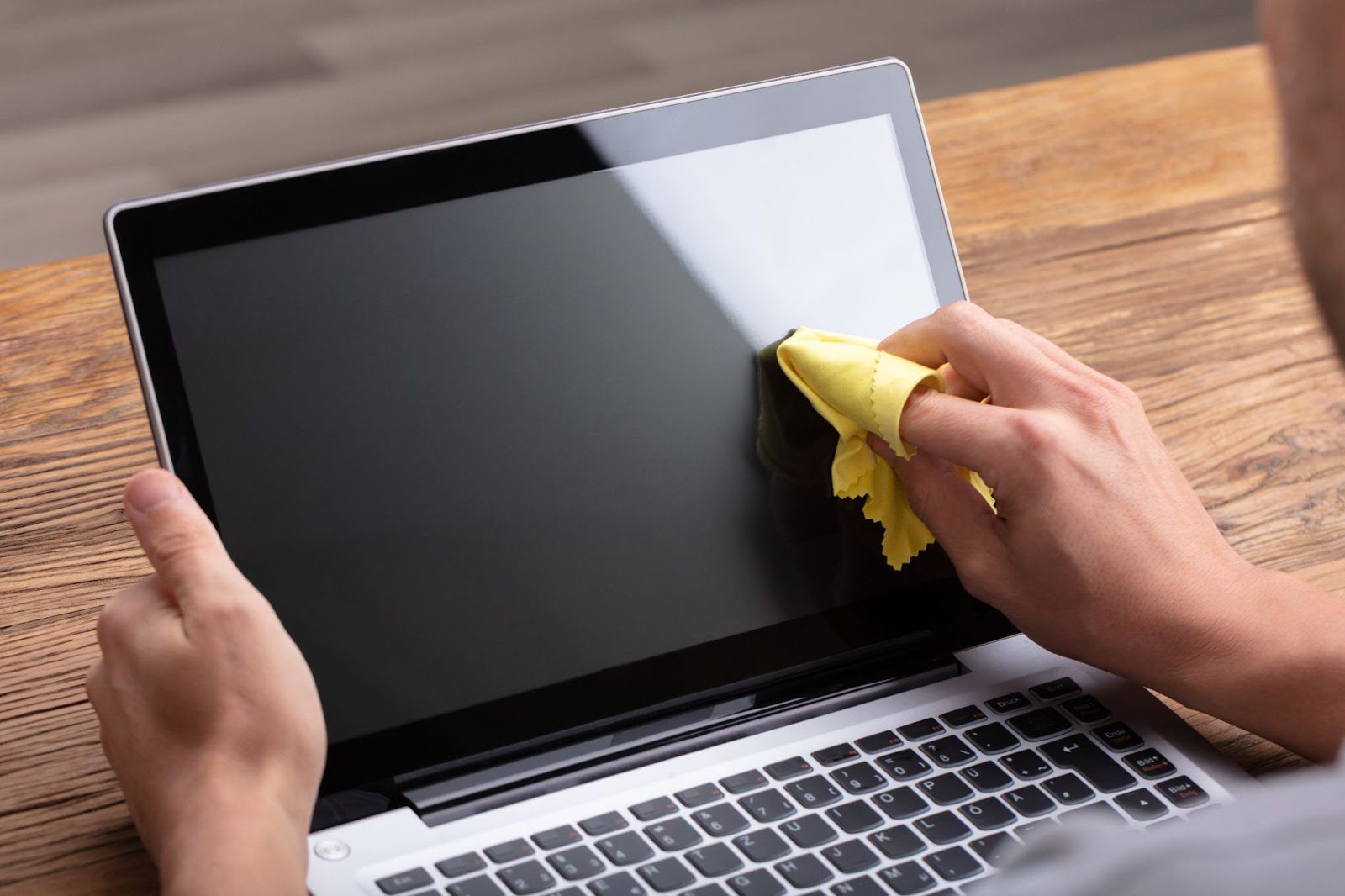 Cum să-ți păstrezi laptopul ca nou: 3 sfaturi utile