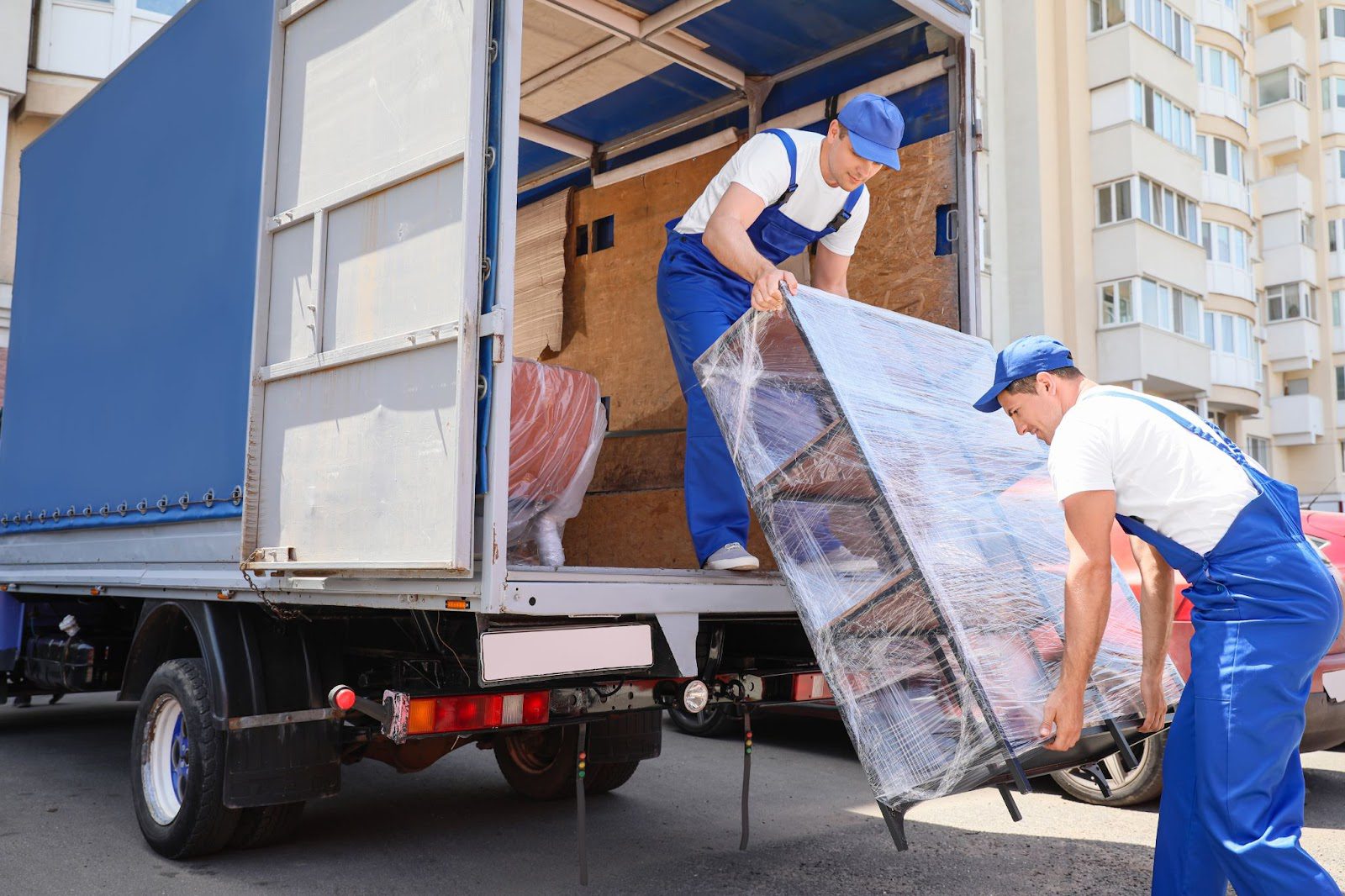 Cum să alegi vehiculul potrivit pentru transportul mobilierului?