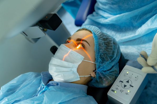 Evoluția tehnologiilor moderne în chirurgia oftalmologică: ce trebuie să știi înainte de o operație oculară