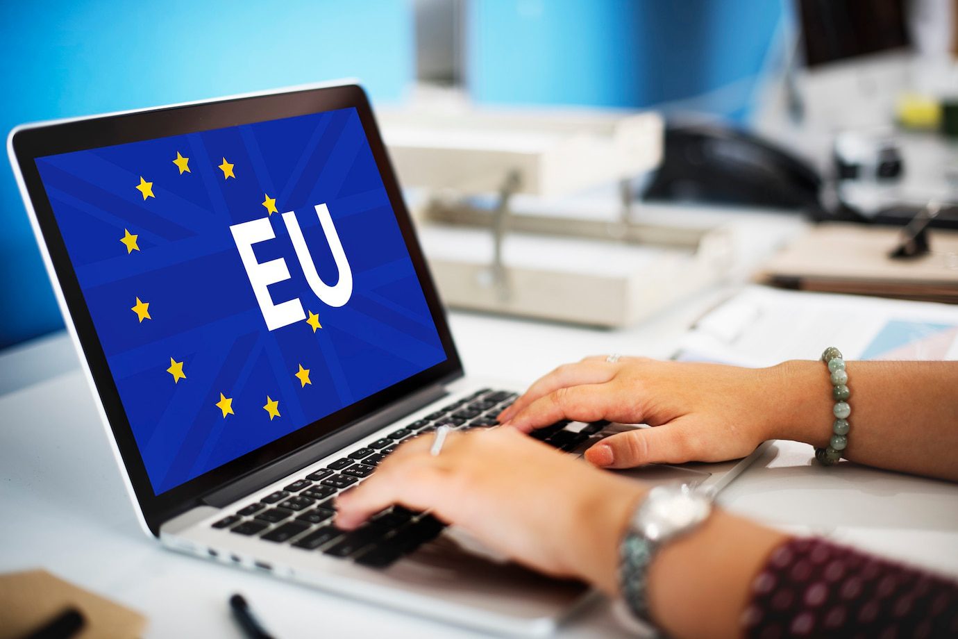 Cum se aplică TVA-ul în cazul serviciilor prestate către clienți din UE?